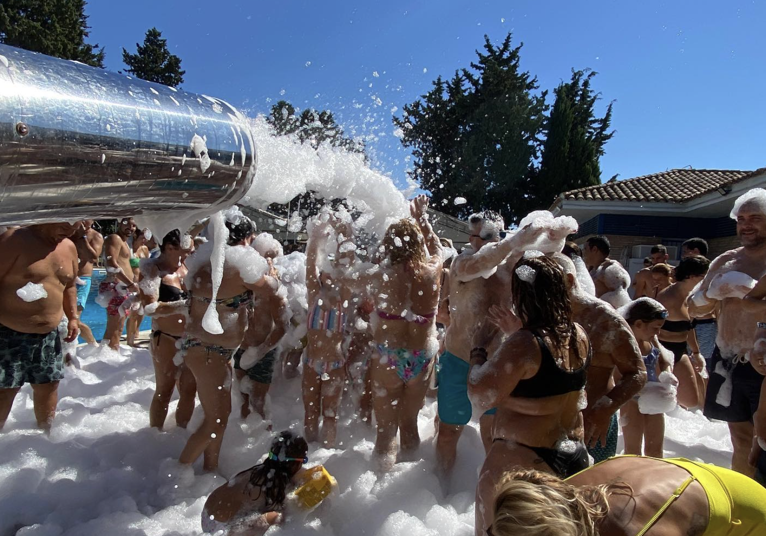 Fiesta de la espuma en la piscina de esta ELA de Jerez, en días pasados.