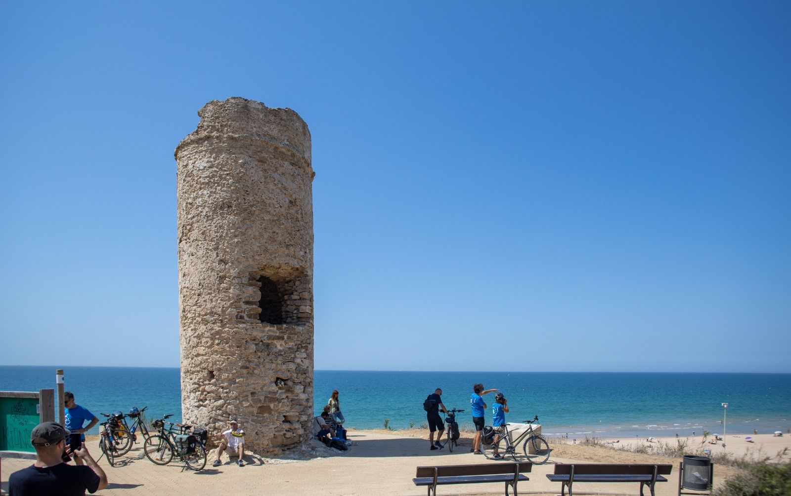 Torre del Puerco, junto a la playa de La Barrosa, en Chiclana.   JUAN CARLOS TORO