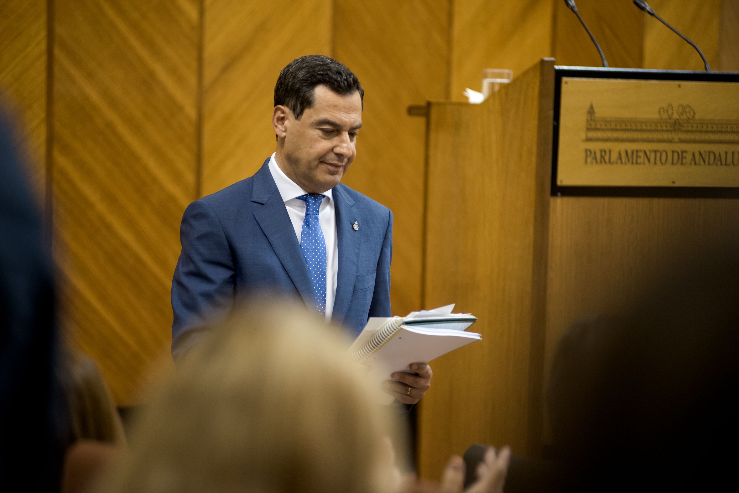 Juanma Moreno durante la sesión de tarde en el Parlamento.