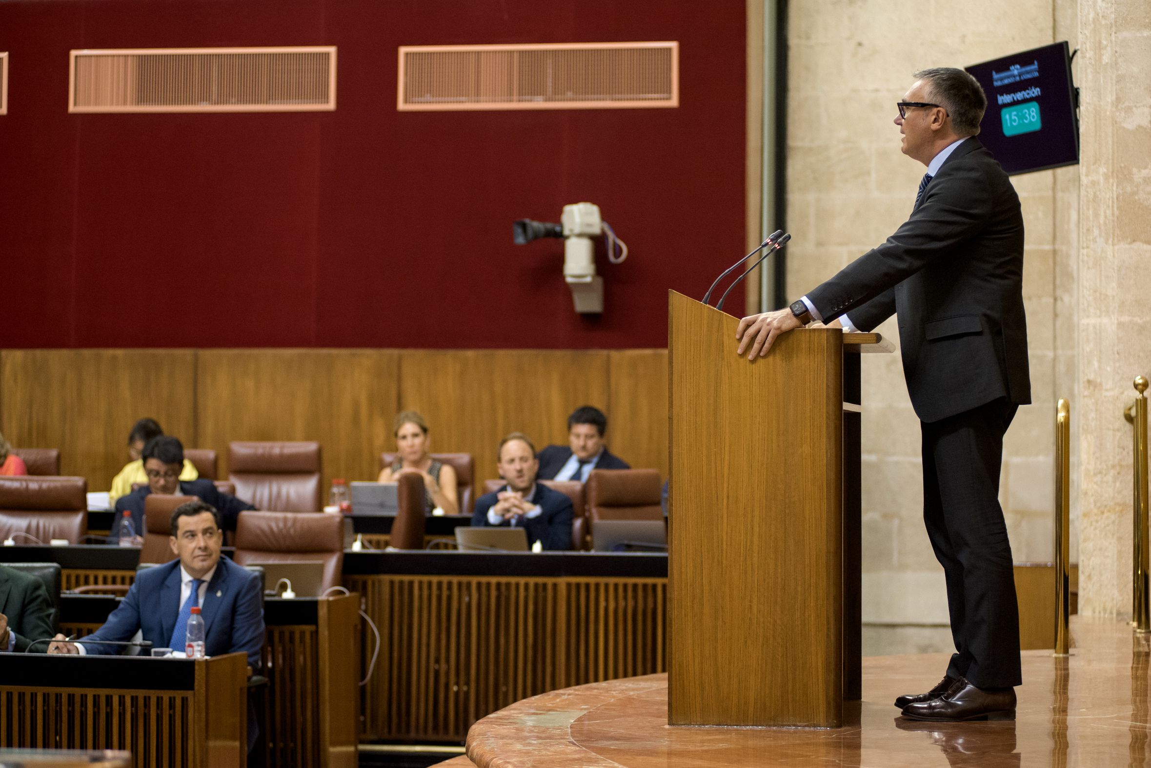 Juanma Moreno atiende a Manuel Gavira, de Vox. Juanma Moreno atiende a Manuel Gavira, de Vox.