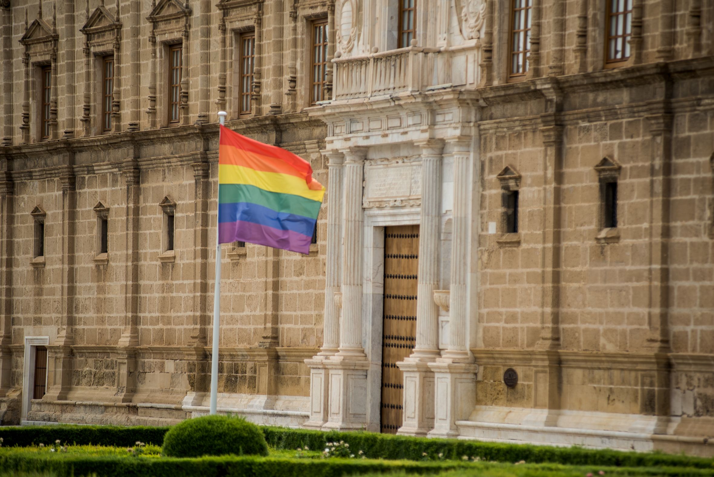 La bandera del Orgullo ondea ante el Parlamento de Andalucía, en una vista de este pasado miércoles.