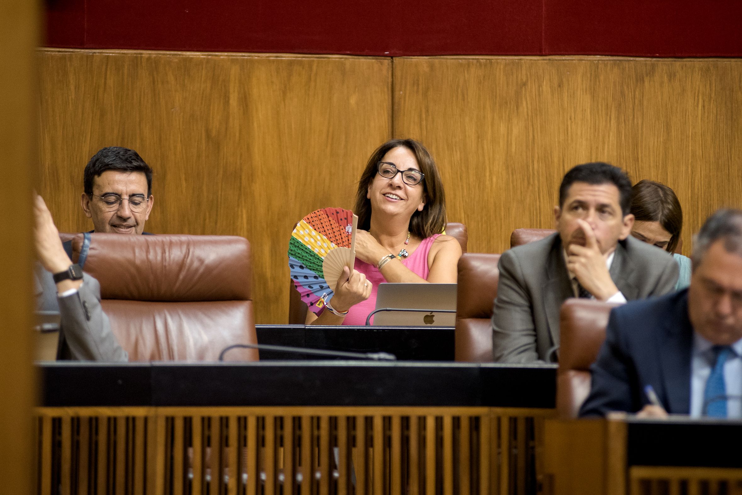 Abanico con los colores LGTBIQ+ en el Parlamento de Andalucía. 