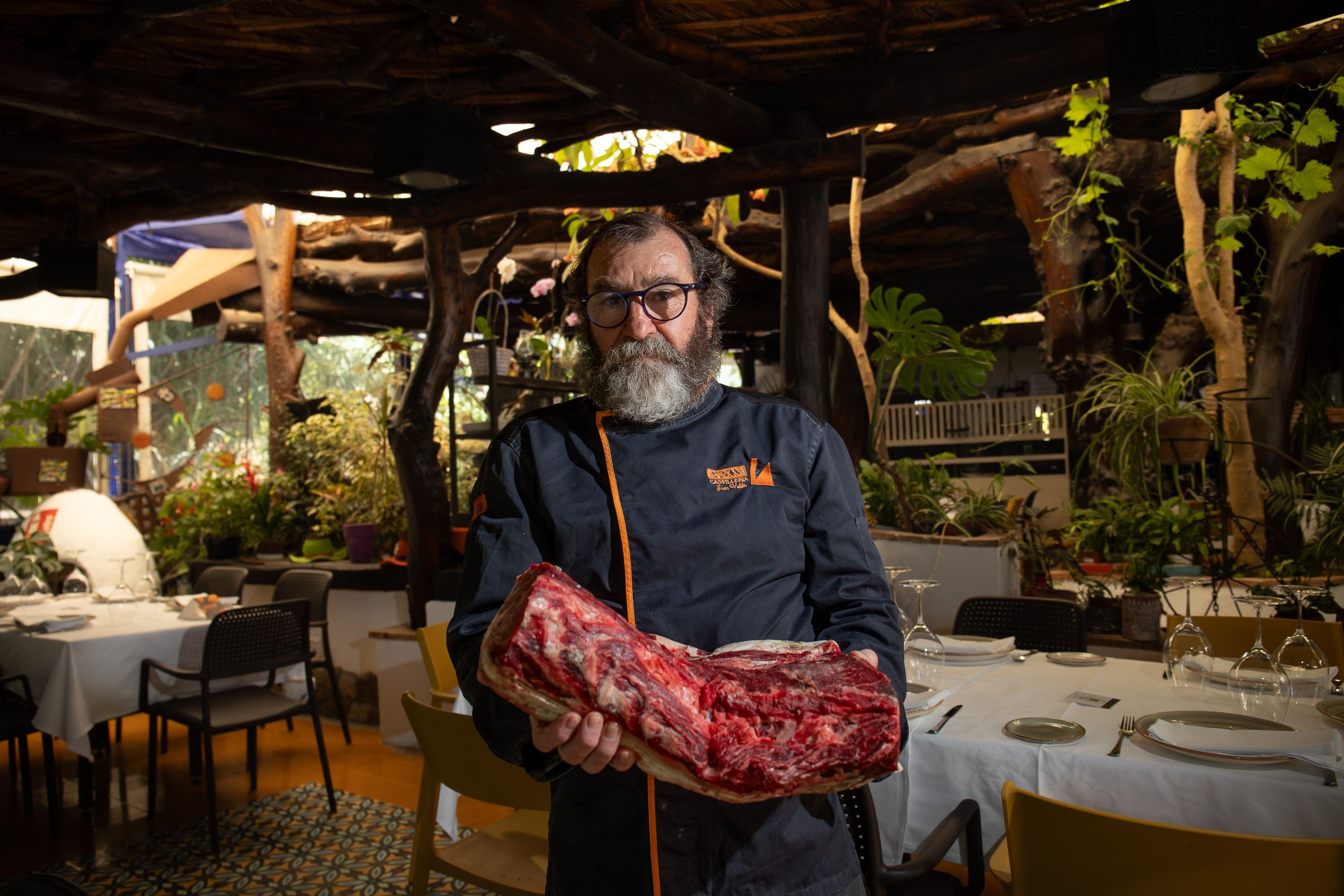Juan Valdés, el maestro asador de La Castillería, en Vejer.