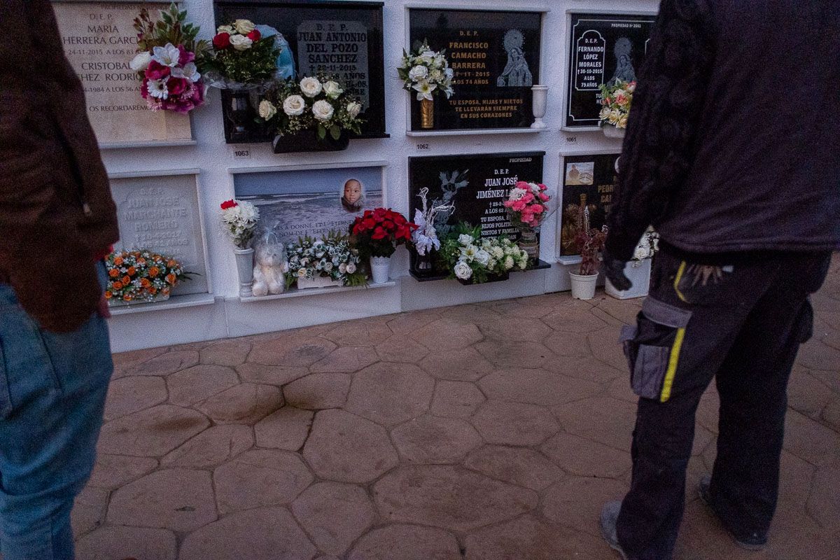 La lápida del niño Samuel, en el cementerio de Barbate. FOTO: MANU GARCÍA