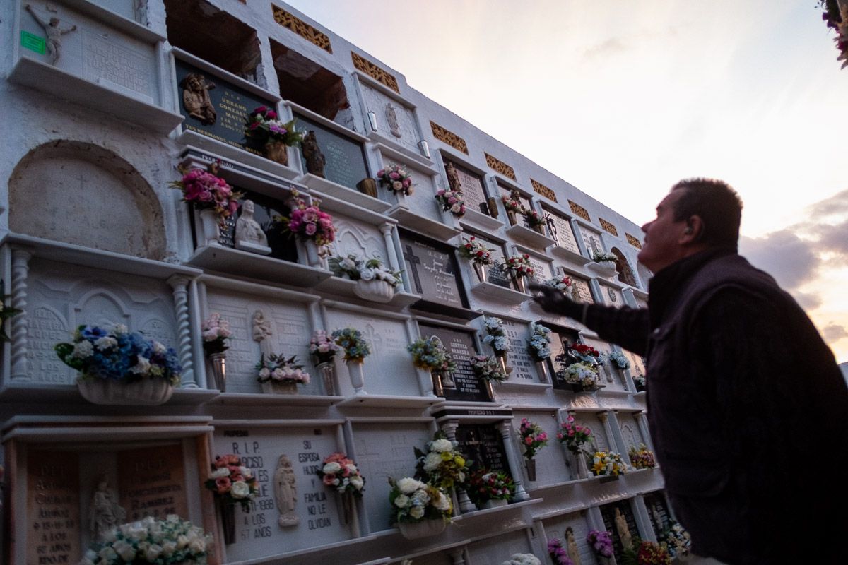 Un hombre, en un cementerio, en una imagen de archivo. FOTO: MANU GARCÍA