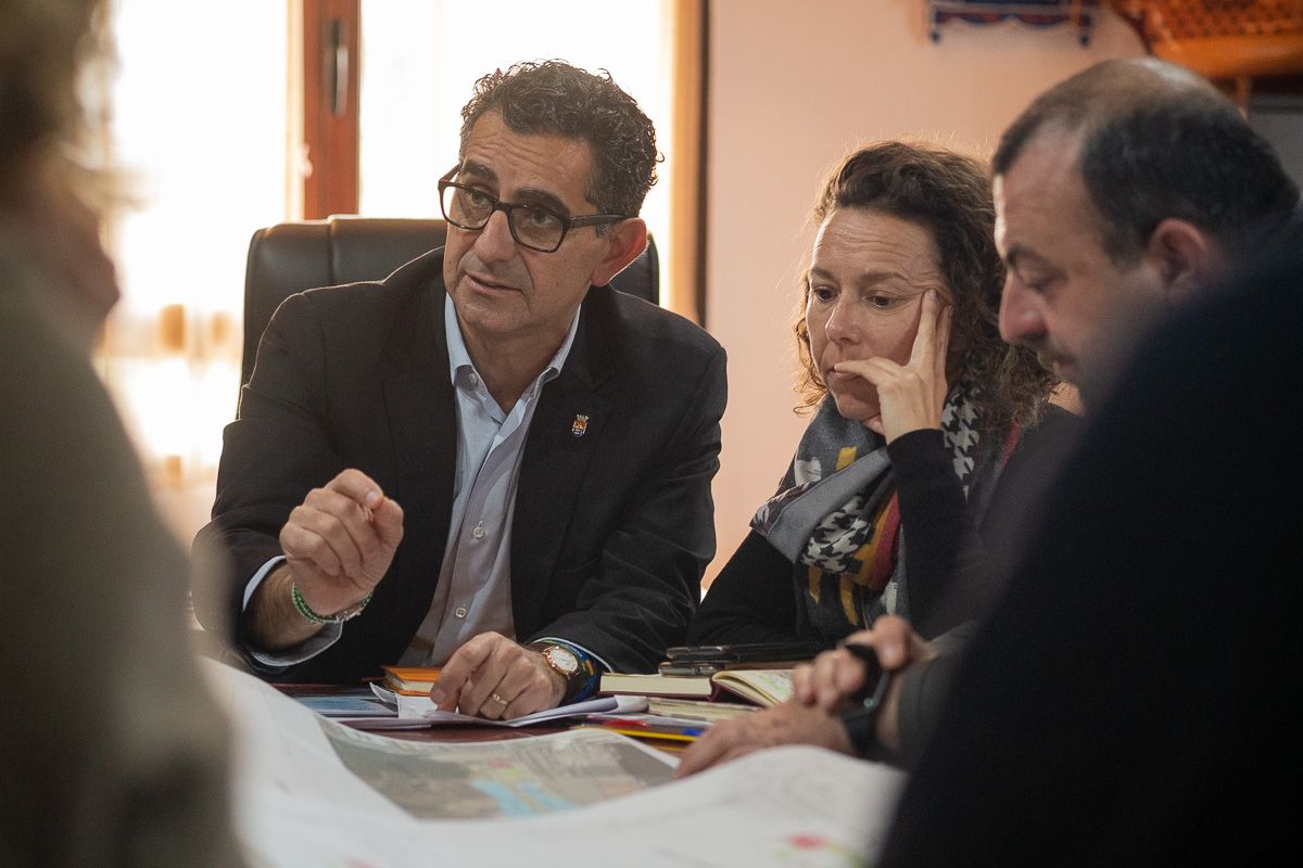 Miguel Molina, durante una reunión en su ayuntamiento, en una imagen de archivo.  FOTO: MANU GARCÍA
