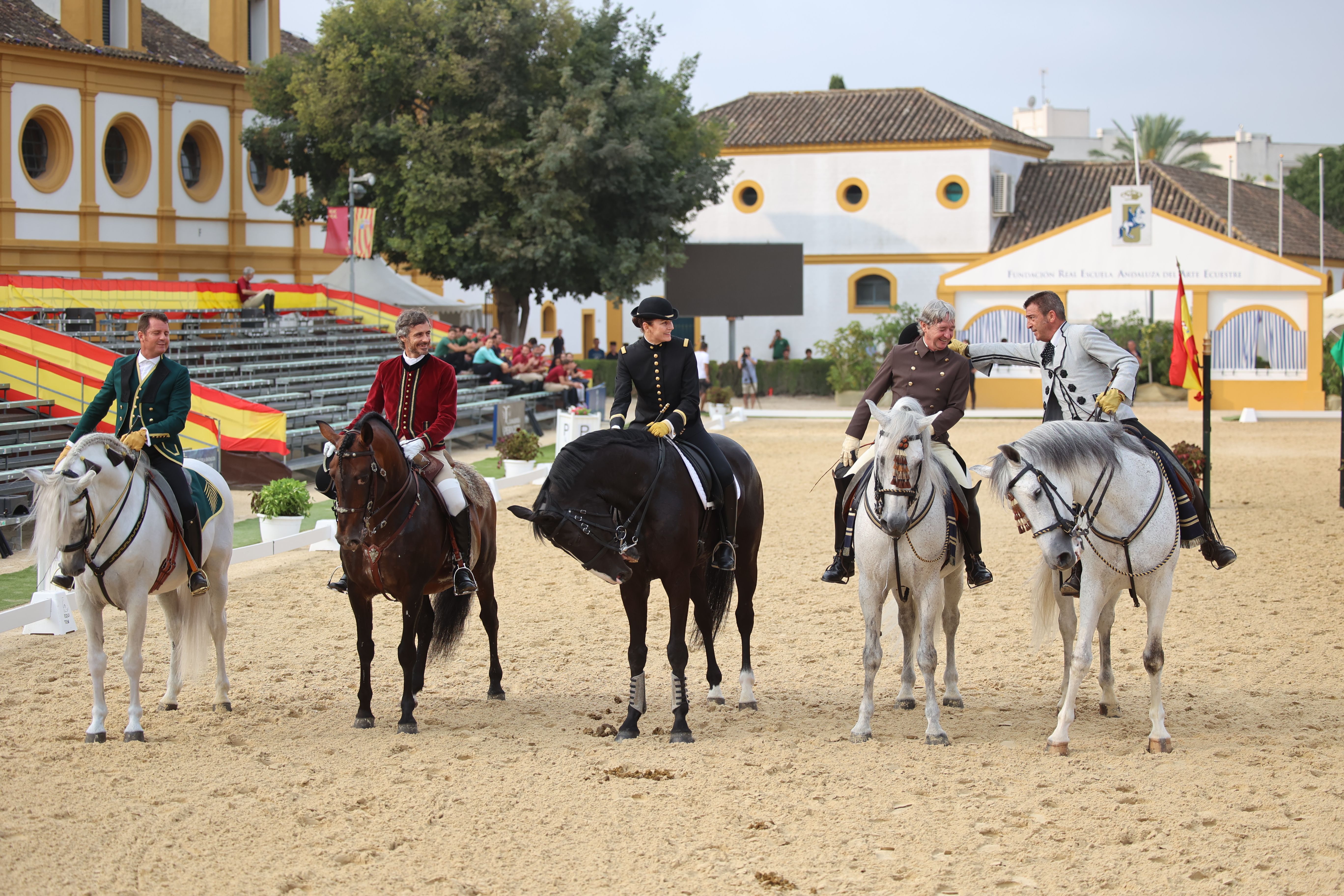 Los jinetes en formación en el picadero exterior.    JUAN CARLOS TORO