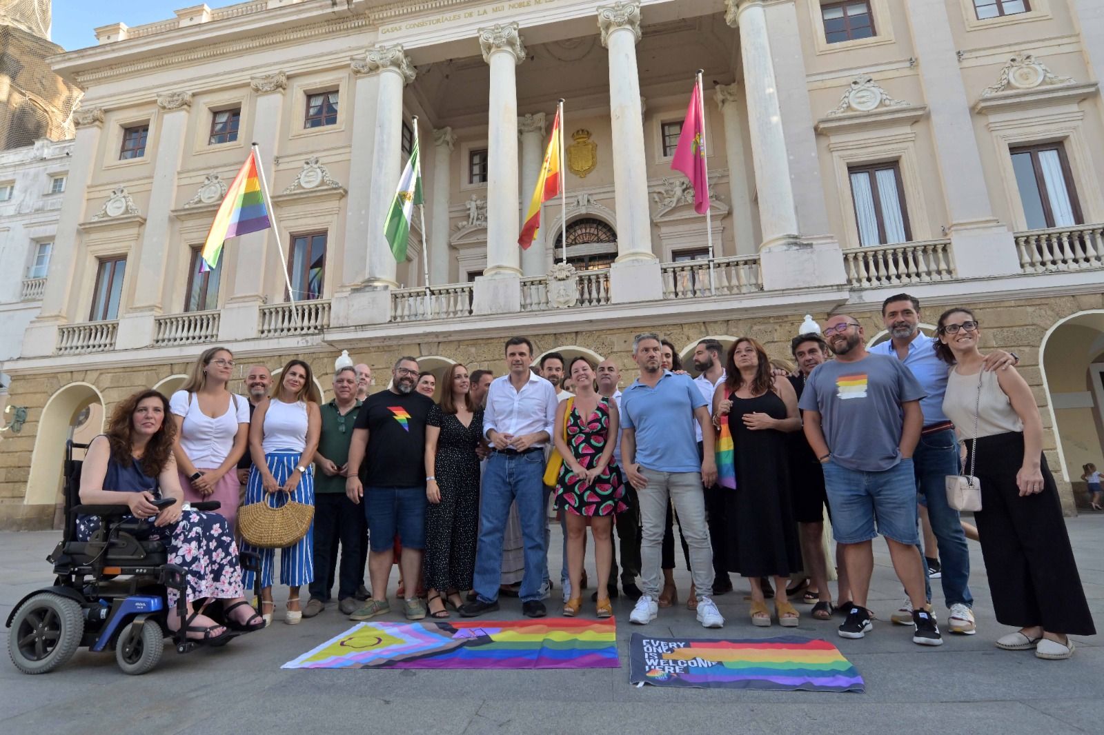 Bruno García, alcalde de Cádiz, en el centro de la imagen, junto a otros miembros del gobierno y la oposición, celebrando el Día del Orgullo, este pasado miércoles.