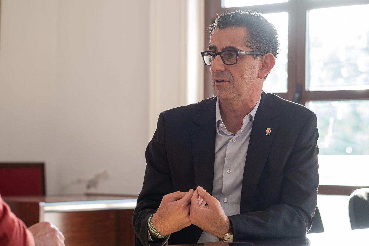 Miguel Molina, alcalde de Barbate, durante una entrevista para lavozdelsur.es. FOTO: MANU GARCÍA
