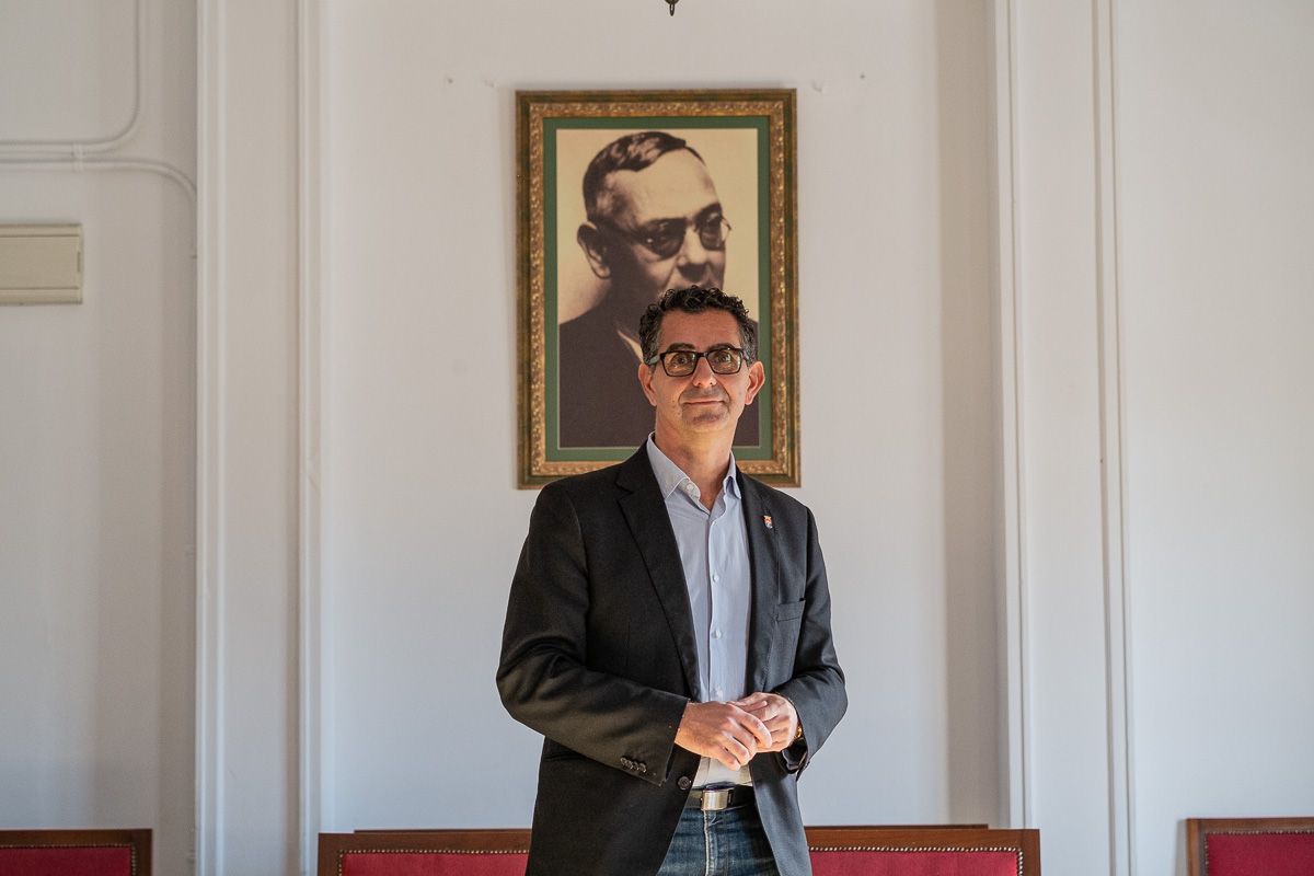 El alcalde de Barbate, Miguel Molina, en el salón de plenos, bajo un retrato de Blas Infante. FOTO: MANU GARCÍA
