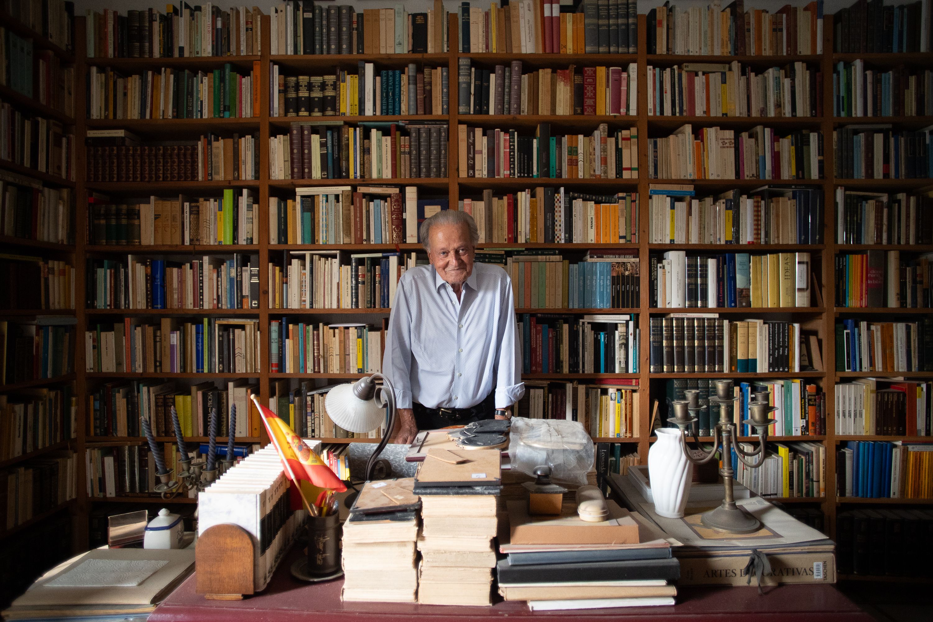 El escritor Francisco Bejarano, ante una de sus imponentes estanterías repletas de miles de volúmenes.