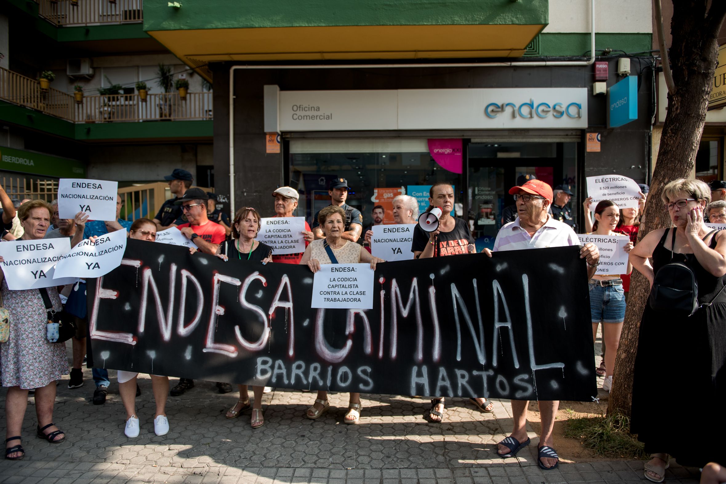 Una de las protestas anteriores de Barrios Hartos contra Endesa en Sevilla por los cortes de luz.