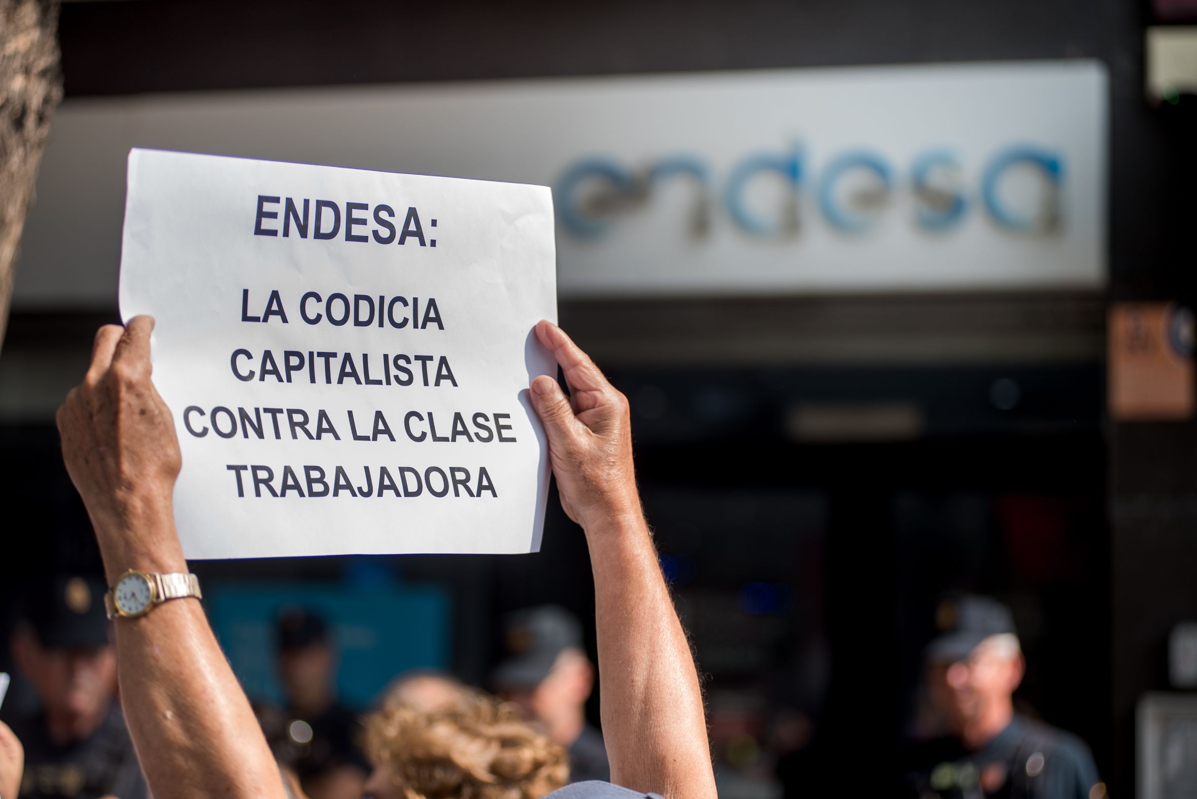 Una protesta reciente de vecinos de Sevilla contra los cortes de luz.