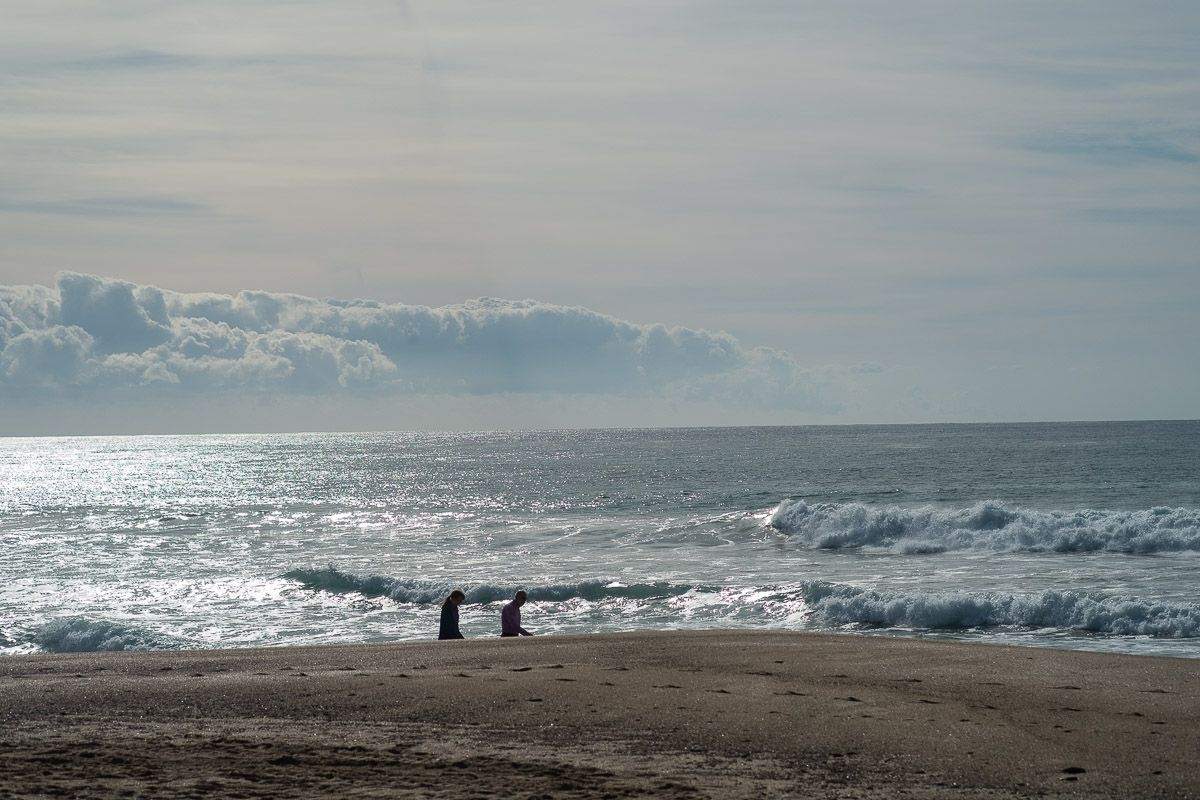 Dos bañistas, en una playa de Barbate, el verano de 2019. FOTO: MANU GARCÍA