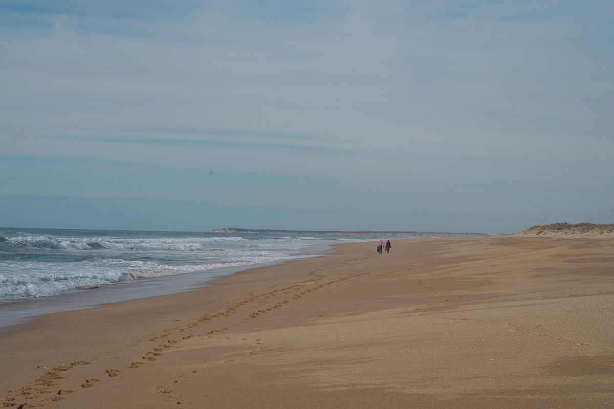 Dos bañistas, en una playa de Barbate, el verano de 2019. FOTO: MANU GARCÍA