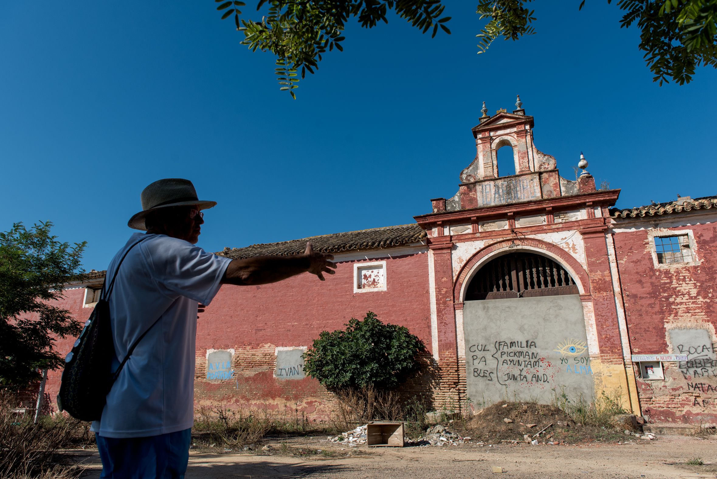 Antonio Alcántara señala el estado de la Hacienda Ibarburu. Antonio Alcántara señala el estado de la Hacienda Ibarburu.