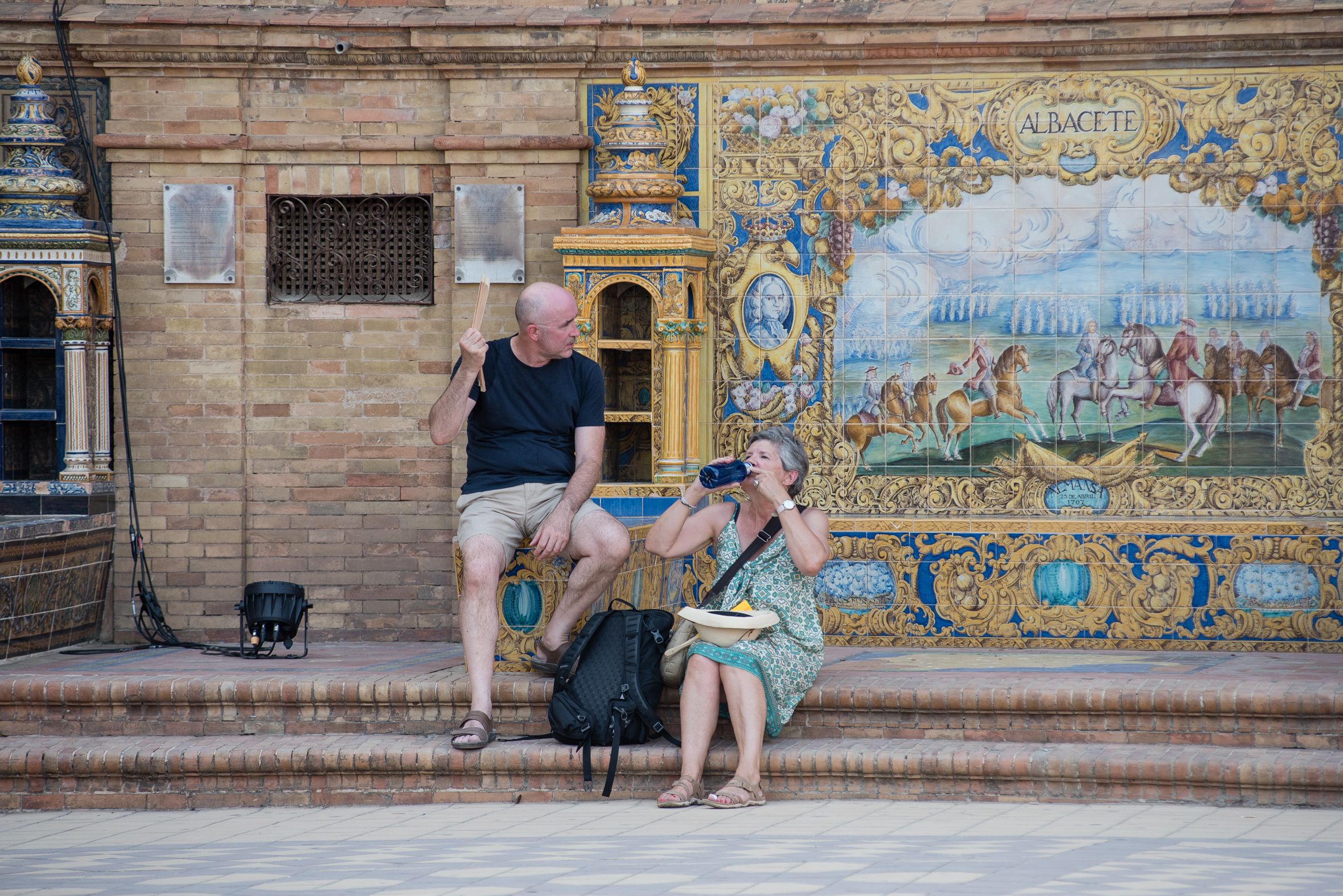 Dos turistas se intentan refrescar en una ola de calor pasada en Sevilla.