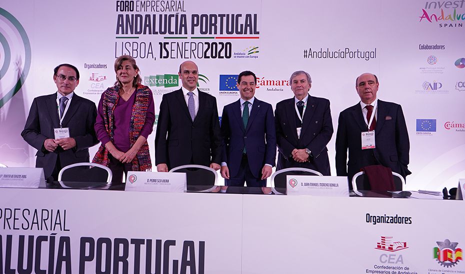 Moreno, junto al ministro portugués y a la embajadora de España en Portugal, entre otras autoridades.