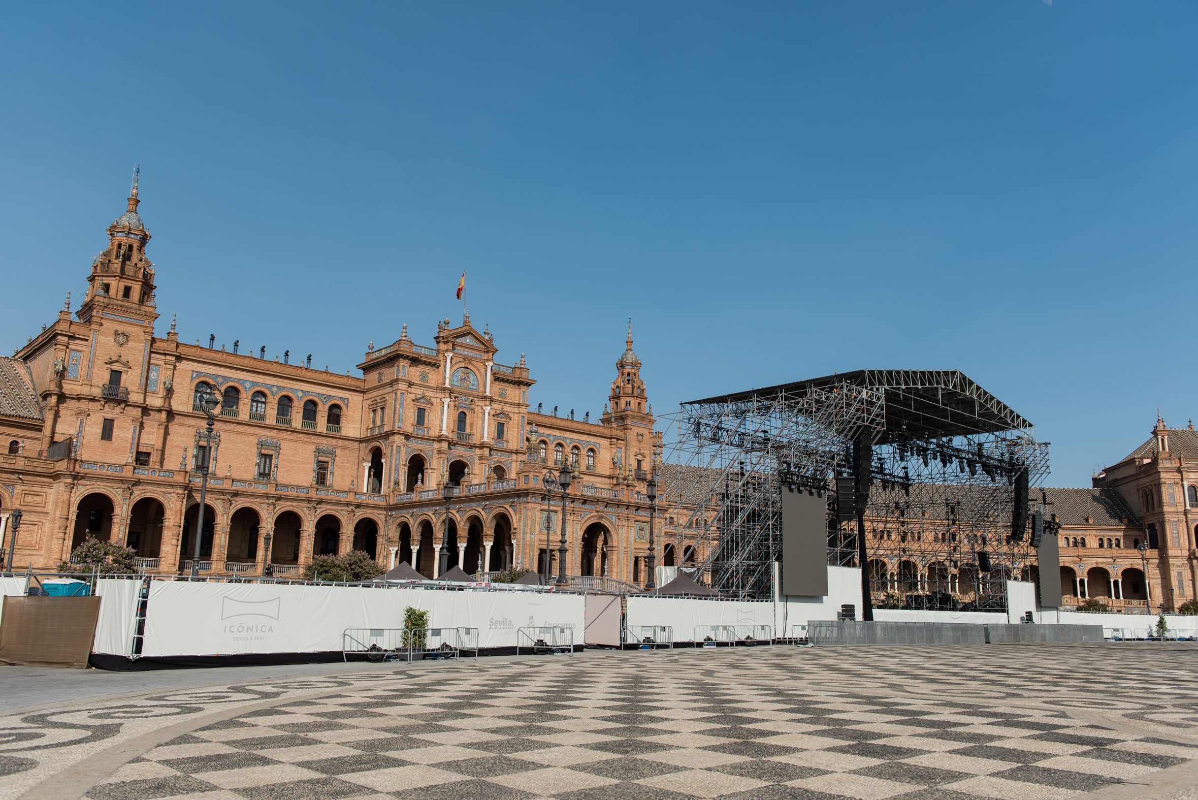 Montaje del escenario del Icónica en la Plaza de España de Sevilla, en una edición anterior.