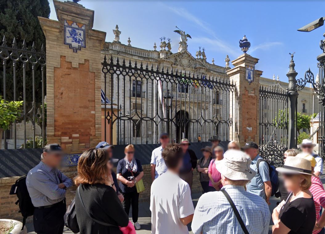 Turistas frente al rectorado de la Universidad de Sevilla, en una imagen de archivo.