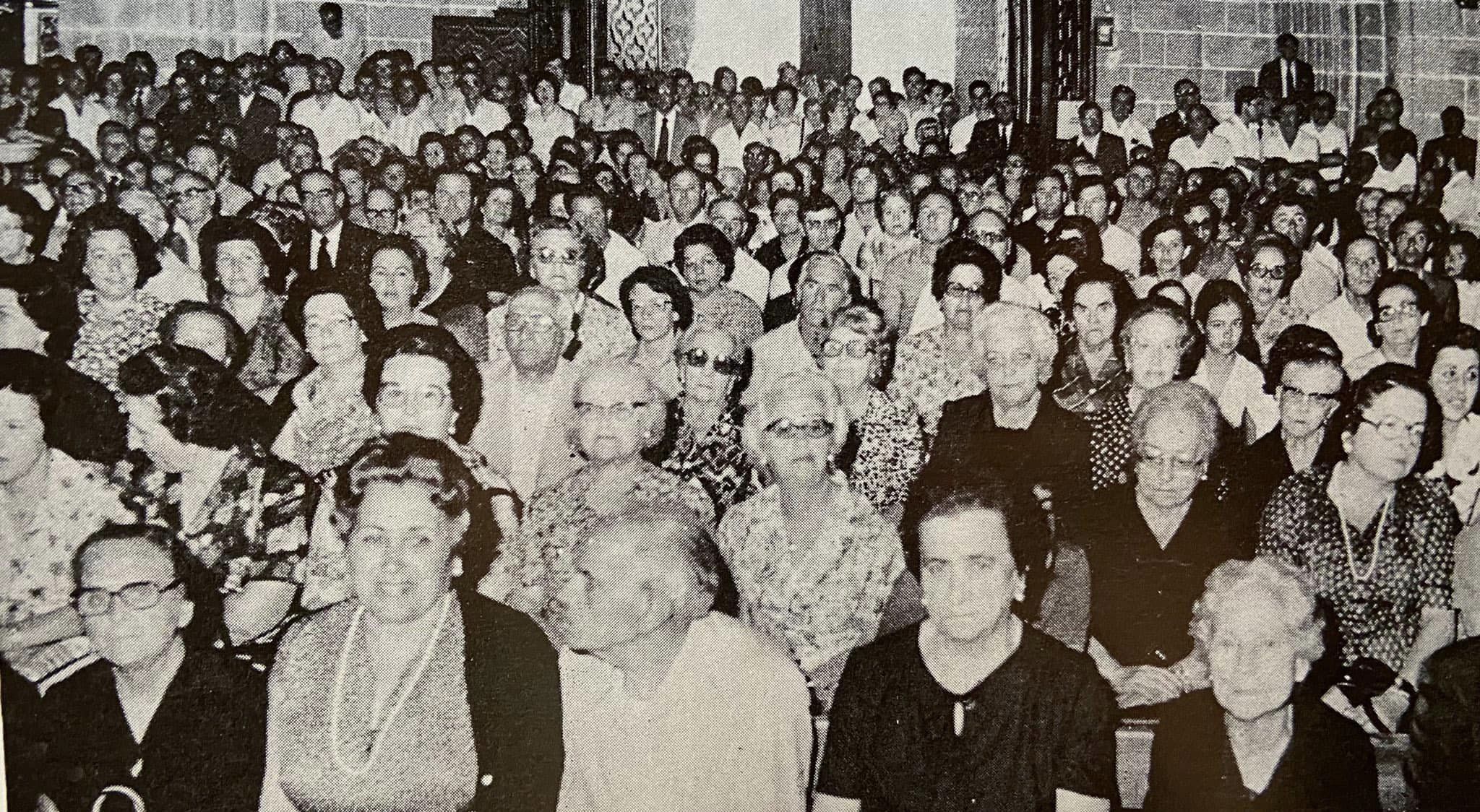 Numerosos asistentes a la llegada del primer obispo Rafael Bellido Caro a la Catedral de Jerez, hace ahora 43 años.