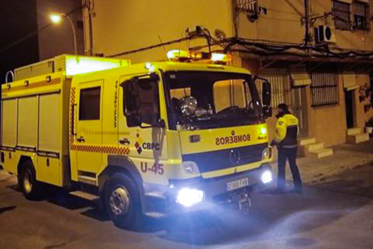 Un momento en el que los bomberos se hacen cargo de la avería e incendio del cuadro eléctrico.