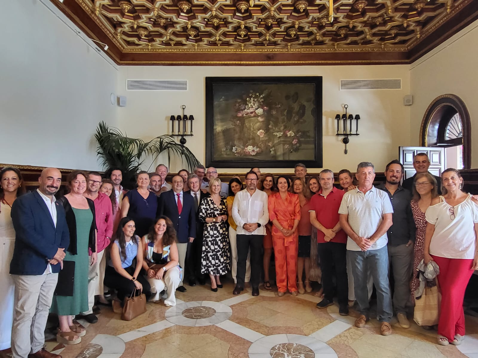 Imagen de la alcaldesa y el presidente del Clúster junto con asociados y delegados.