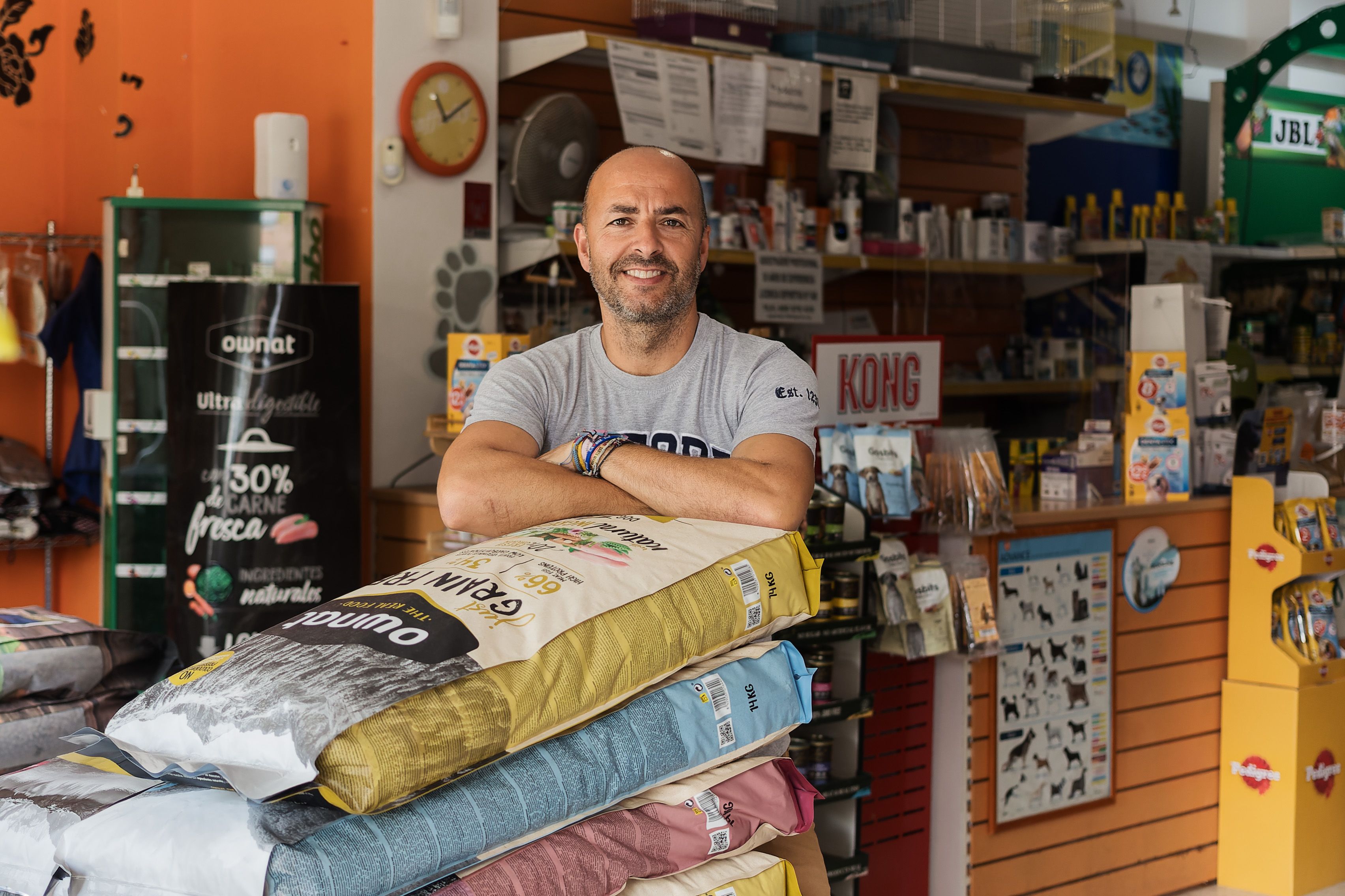 Juan Mateos Gautier, en su tienda, tras la entrevista.  