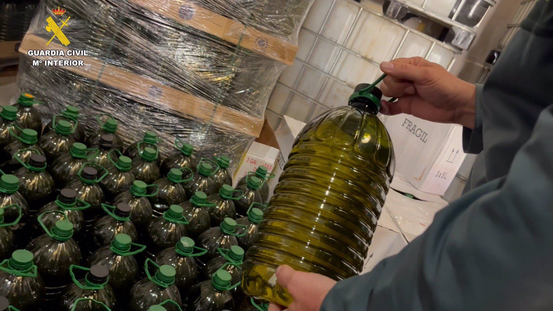 Aceite inmovilizado por la Guardia Civil que se vendía como de oliva virgen extra y era una mezcla de aceite de semillas y de orujo. - GUARDIA CIVIL
