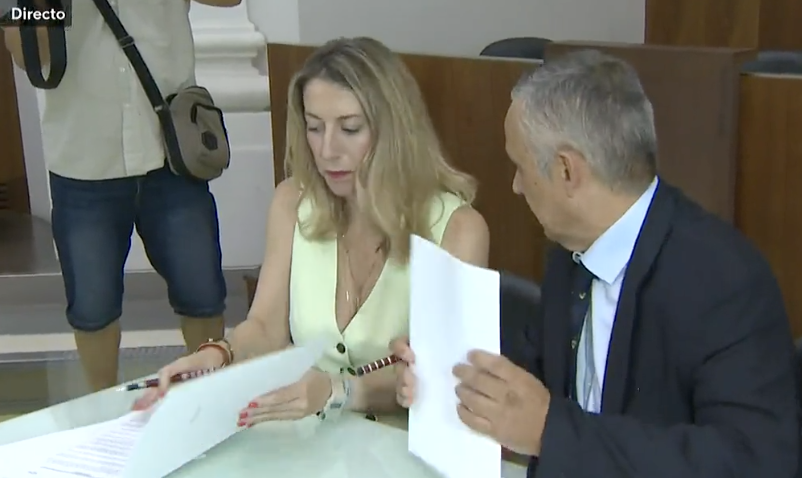 Imagen de RTVE del momento en el que Guardiola y Gordillo firman el pacto de gobierno en Extremadura.