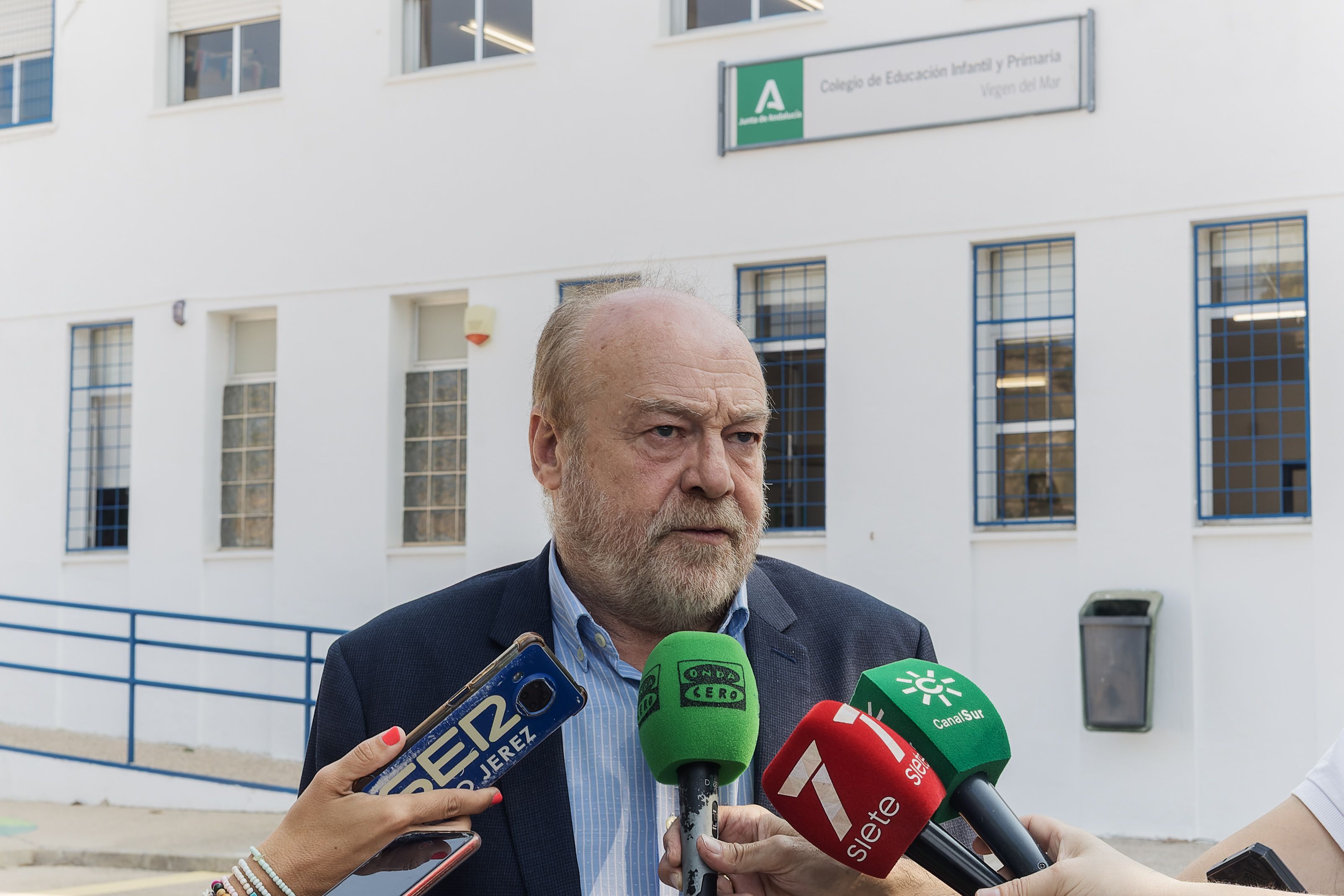 José Manuel Bar atendiendo a los medios de comunicación tras la visita.     CANDELA NÚÑEZ