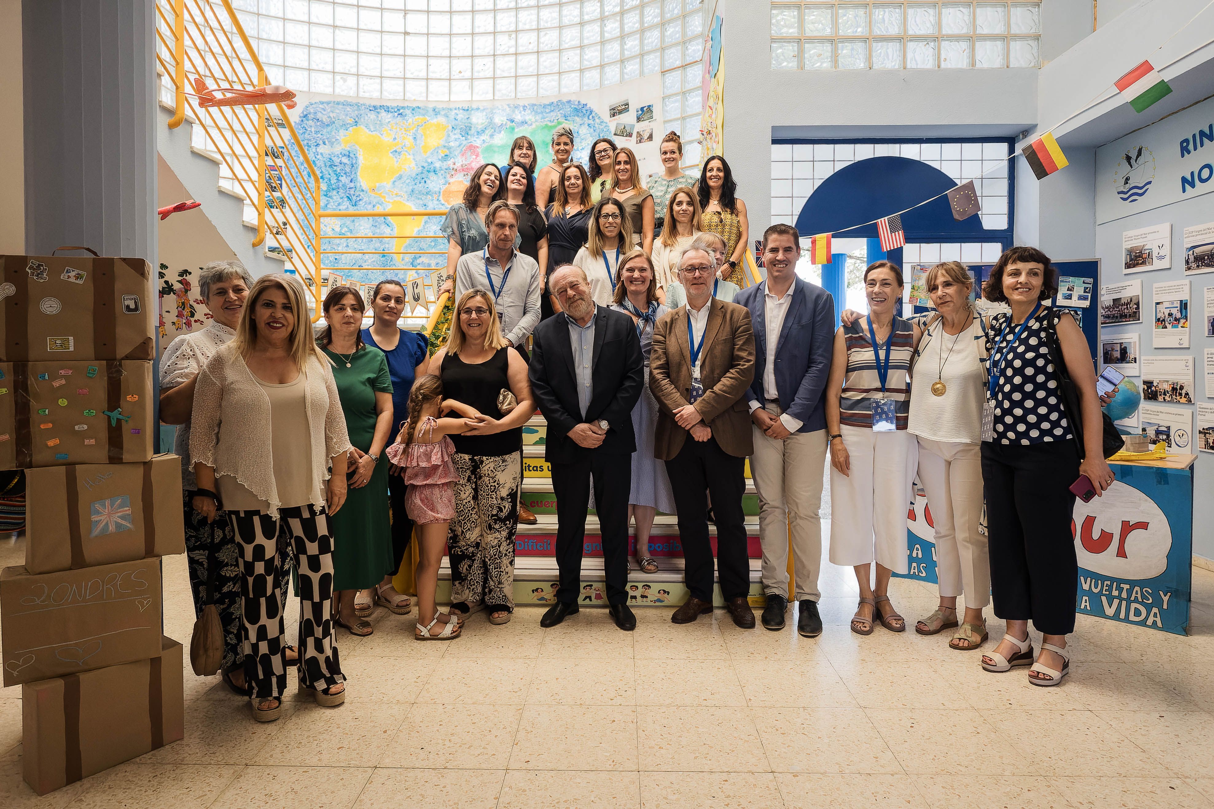 El secretario de Estado junto a la comunidad educativa del centro.    CANDELA NÚÑEZ