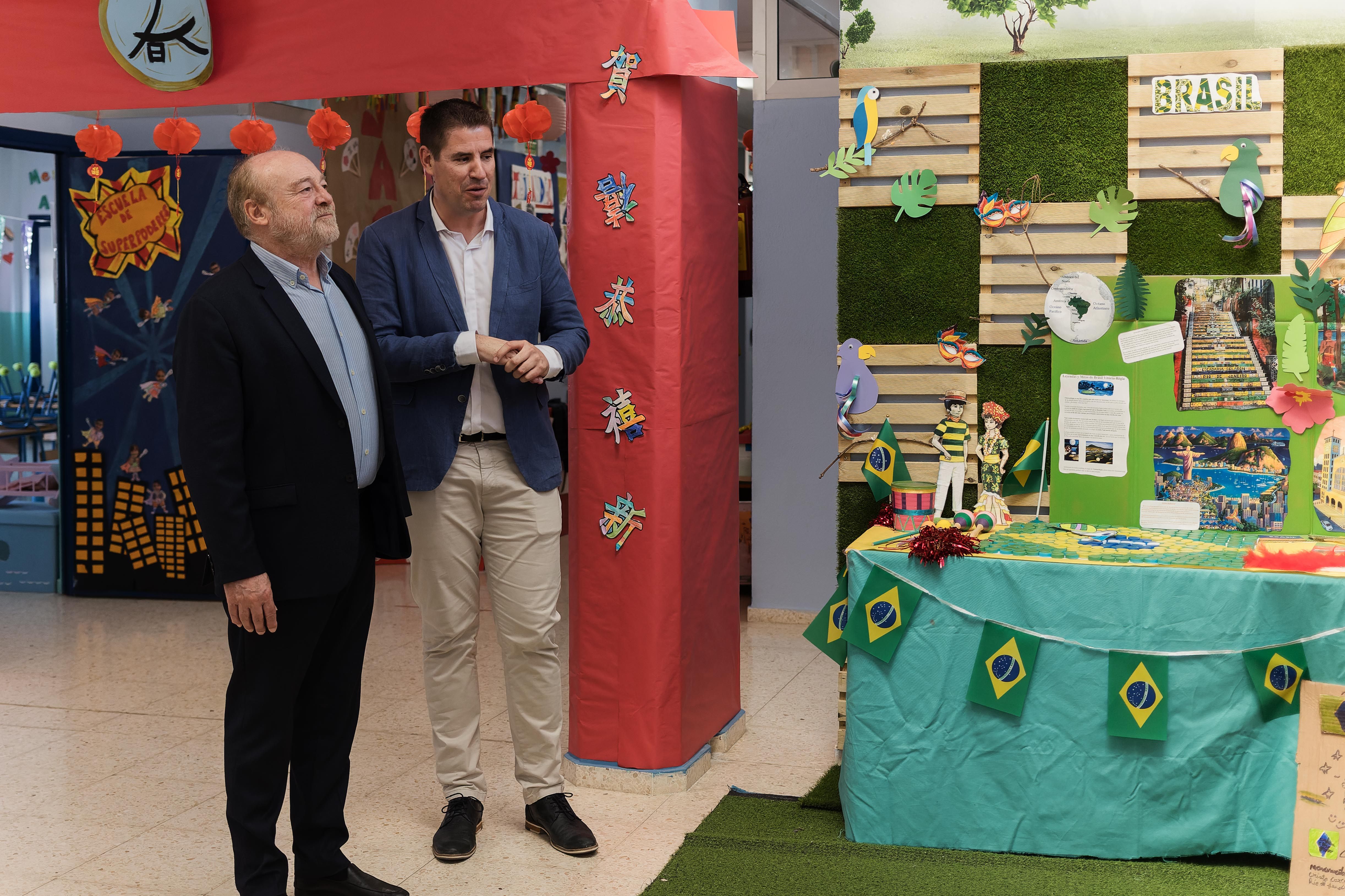 “Queremos que Europa mire al sur, por eso estamos en Jerez”. En la imagen, José Manuel Bar, a la izquierda de la fotografía, durante la visita al colegio Virgen del Mar.