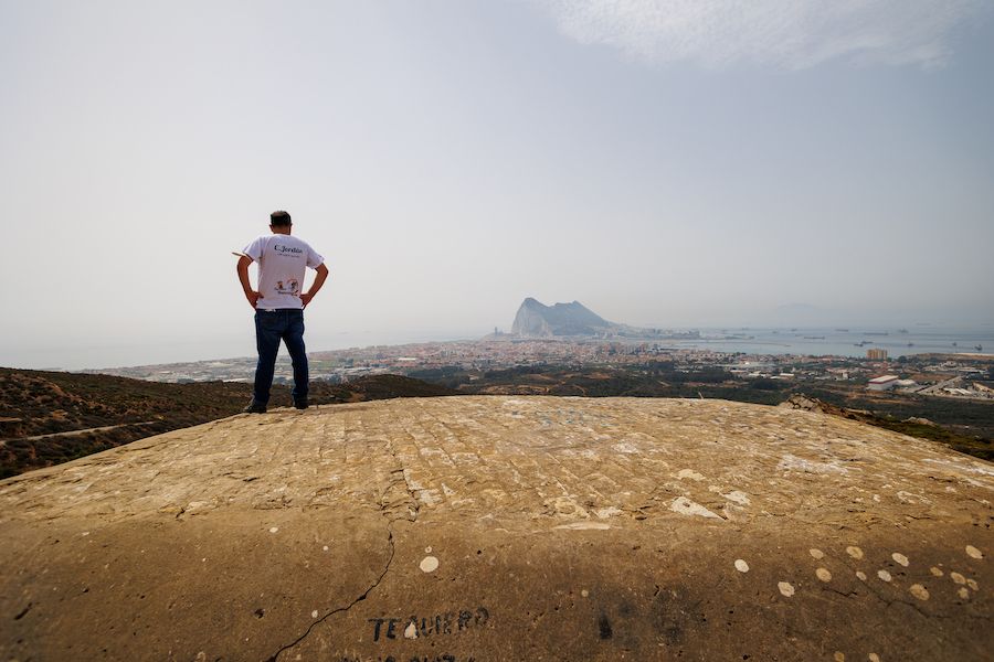 Carlos Jordan, técnico de Turismo de San Roque, encima de un búnker con Gibraltar al fondo.