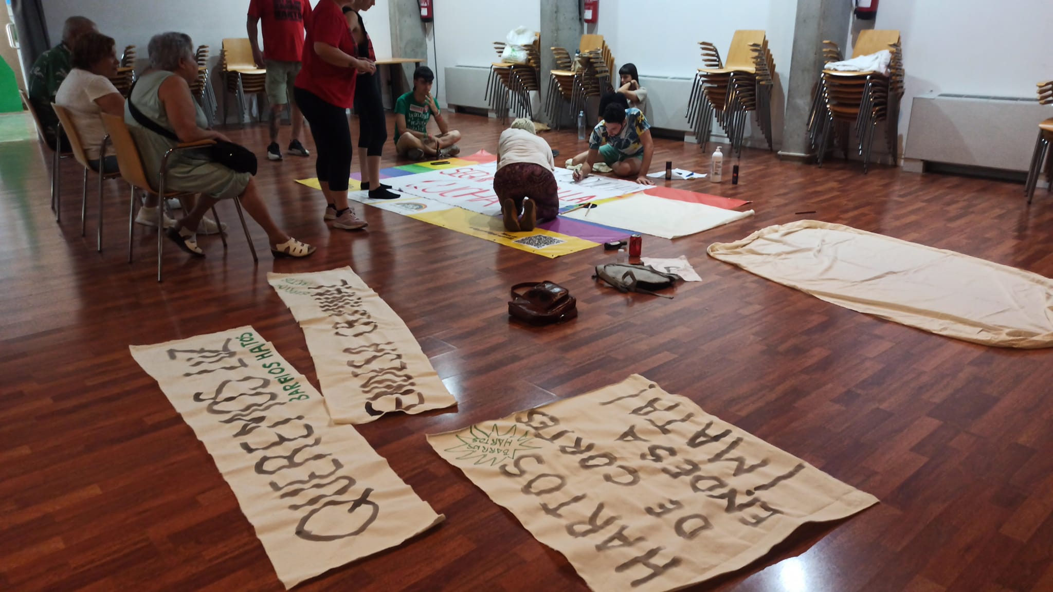 Vecinos afectados por cortes de luz, encerrados en un centro cívico de Sevilla. Vecinos afectados por cortes de luz, encerrados en un centro cívico de Sevilla.