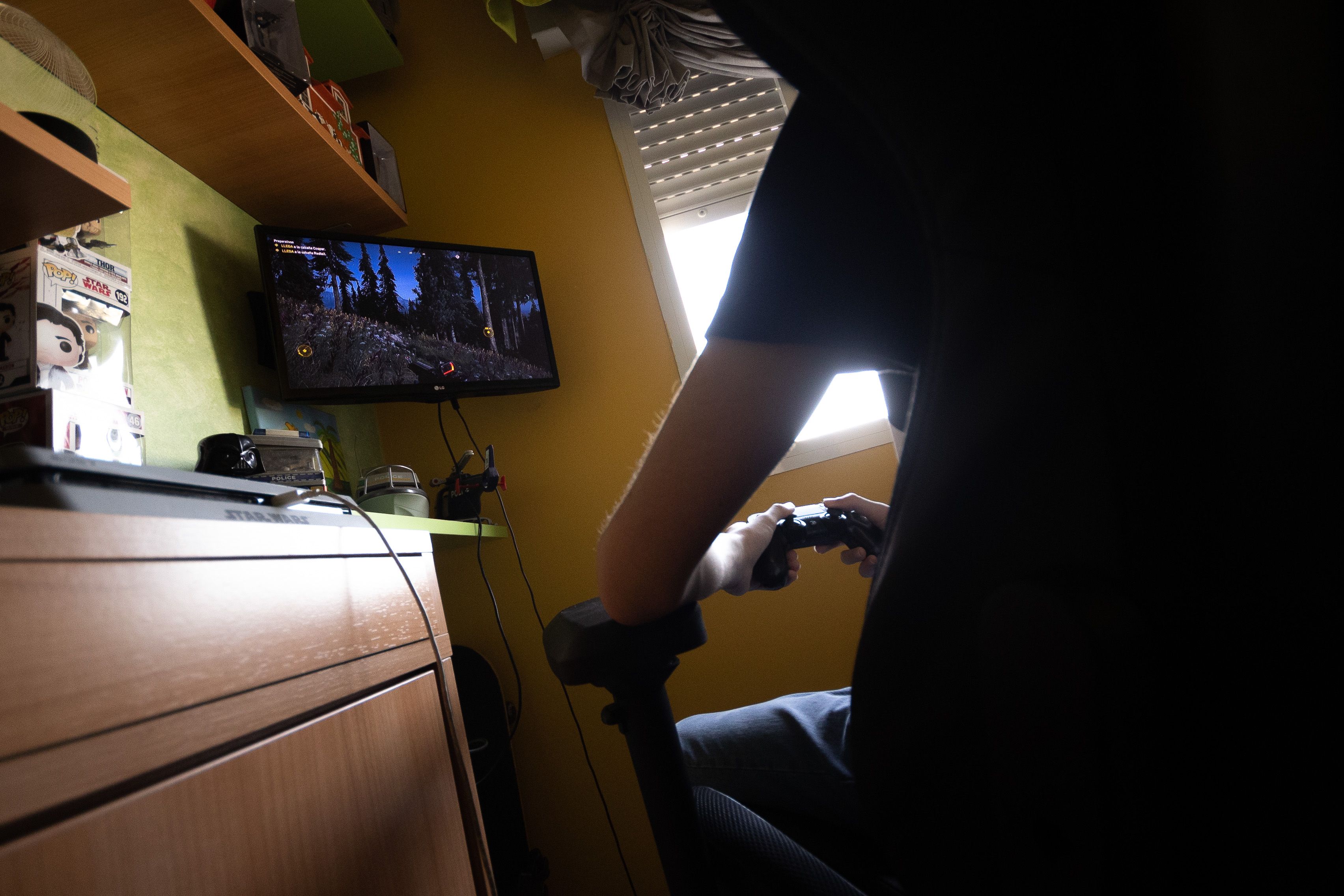 Un adolescente jugando a la consola en una imagen de archivo.