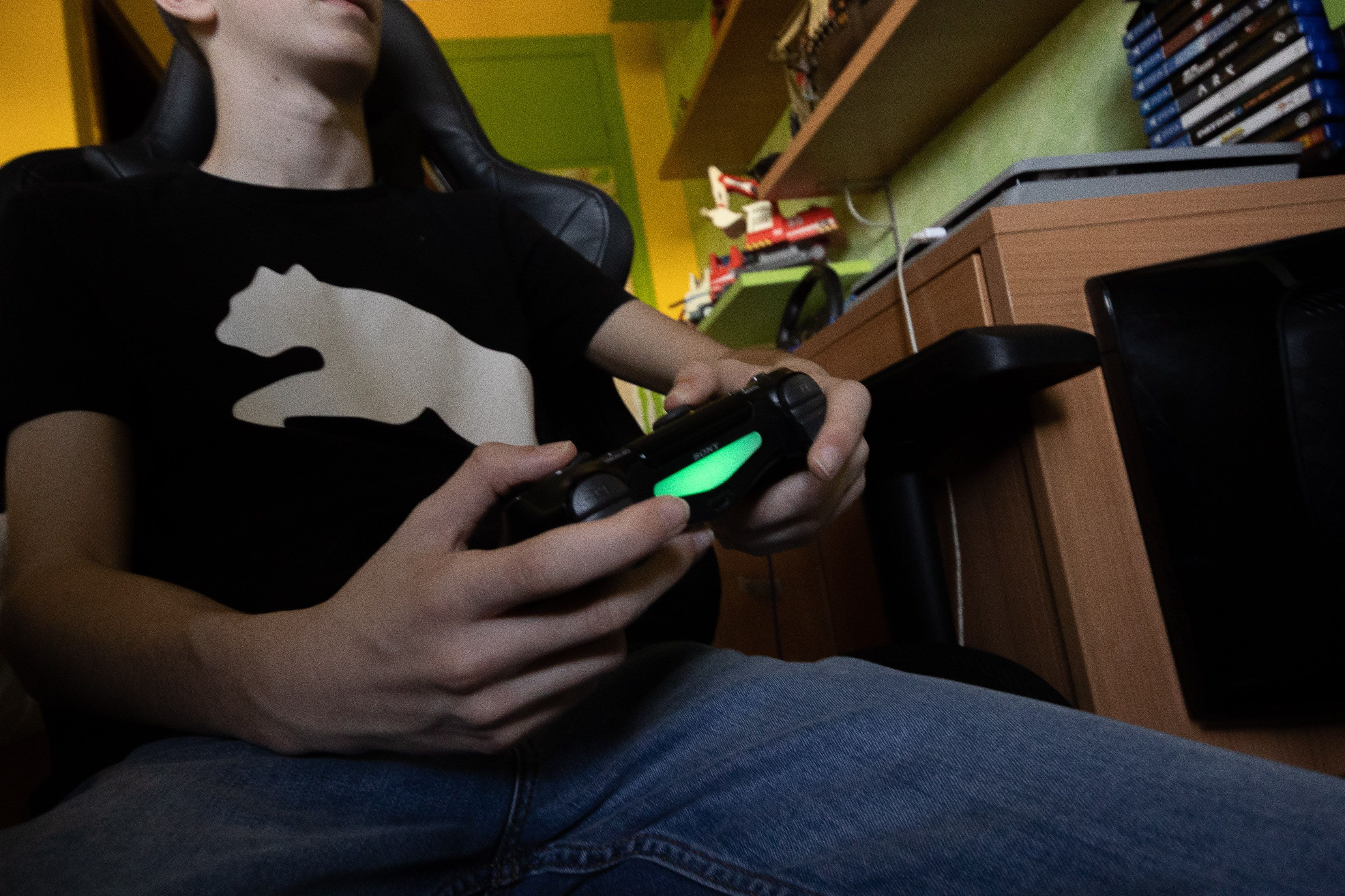 Ángel pasaba hasta diez horas delante de la pantalla. 