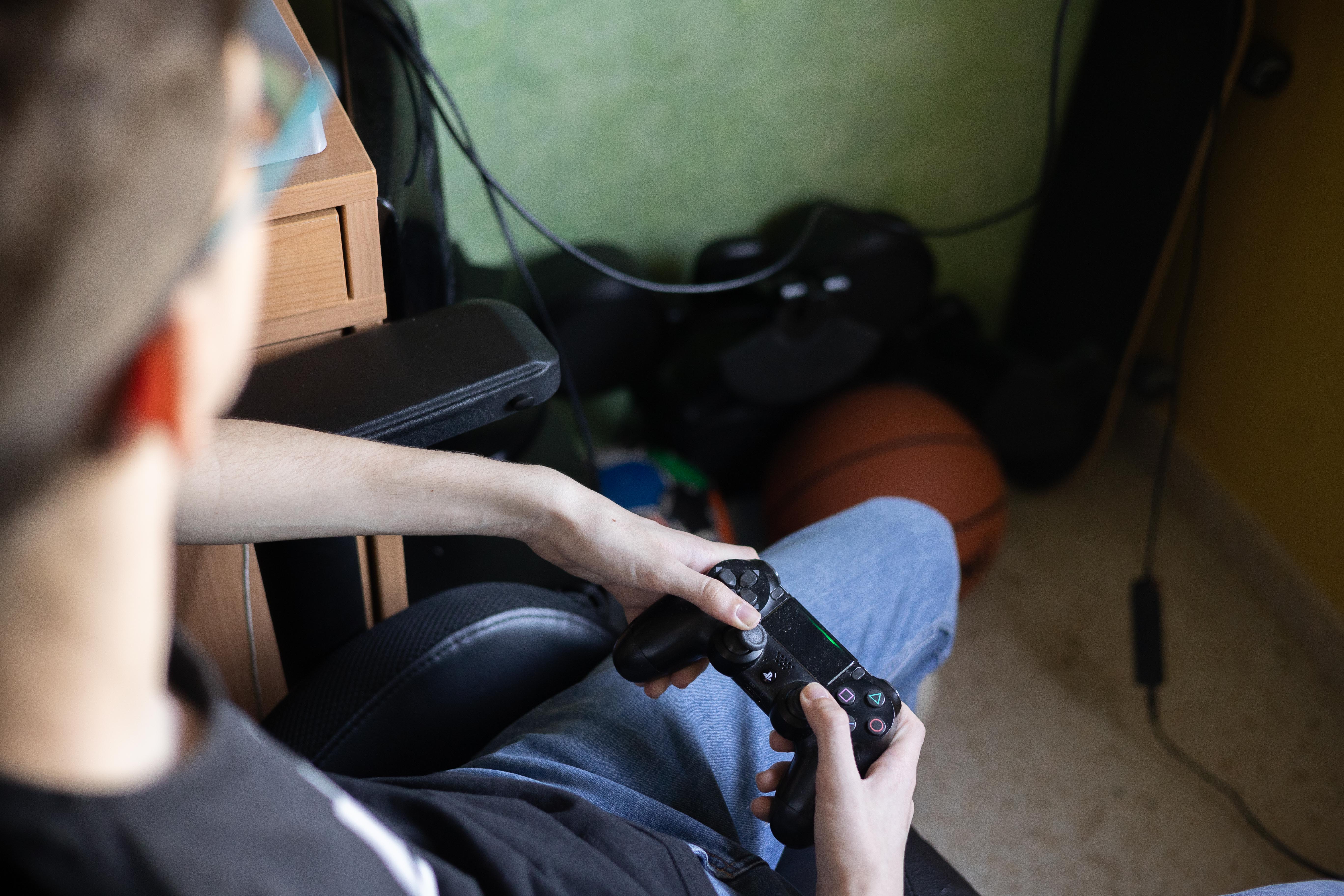 Las 'lootboxes' del FIFA: el peligro de generar ludopatía entre los más pequeños. Un menor jugando a videojuegos en una imagen de archivo. 