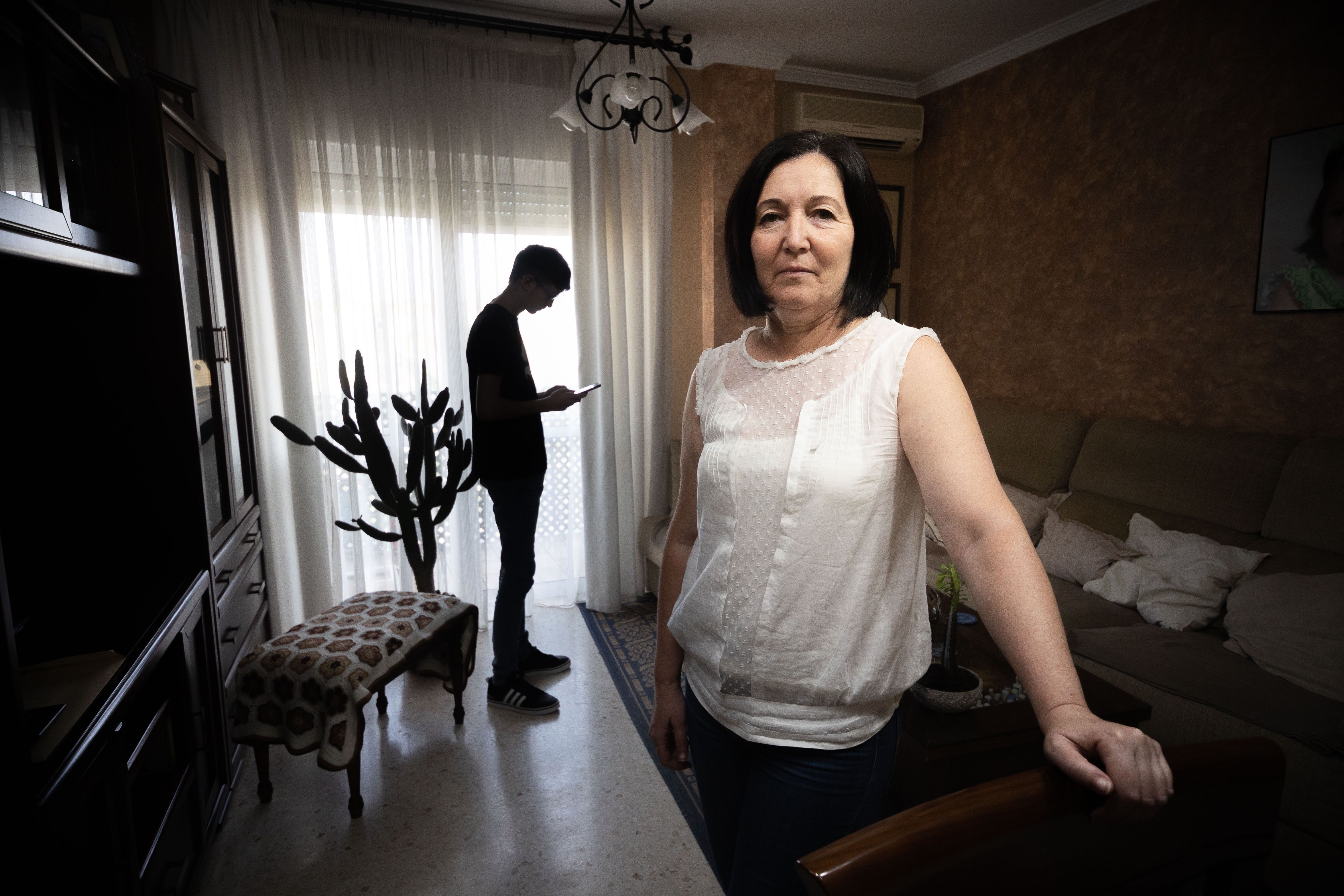 El jerezano Ángel, que fue adicto a las pantallas, junto a su madre Isabel.