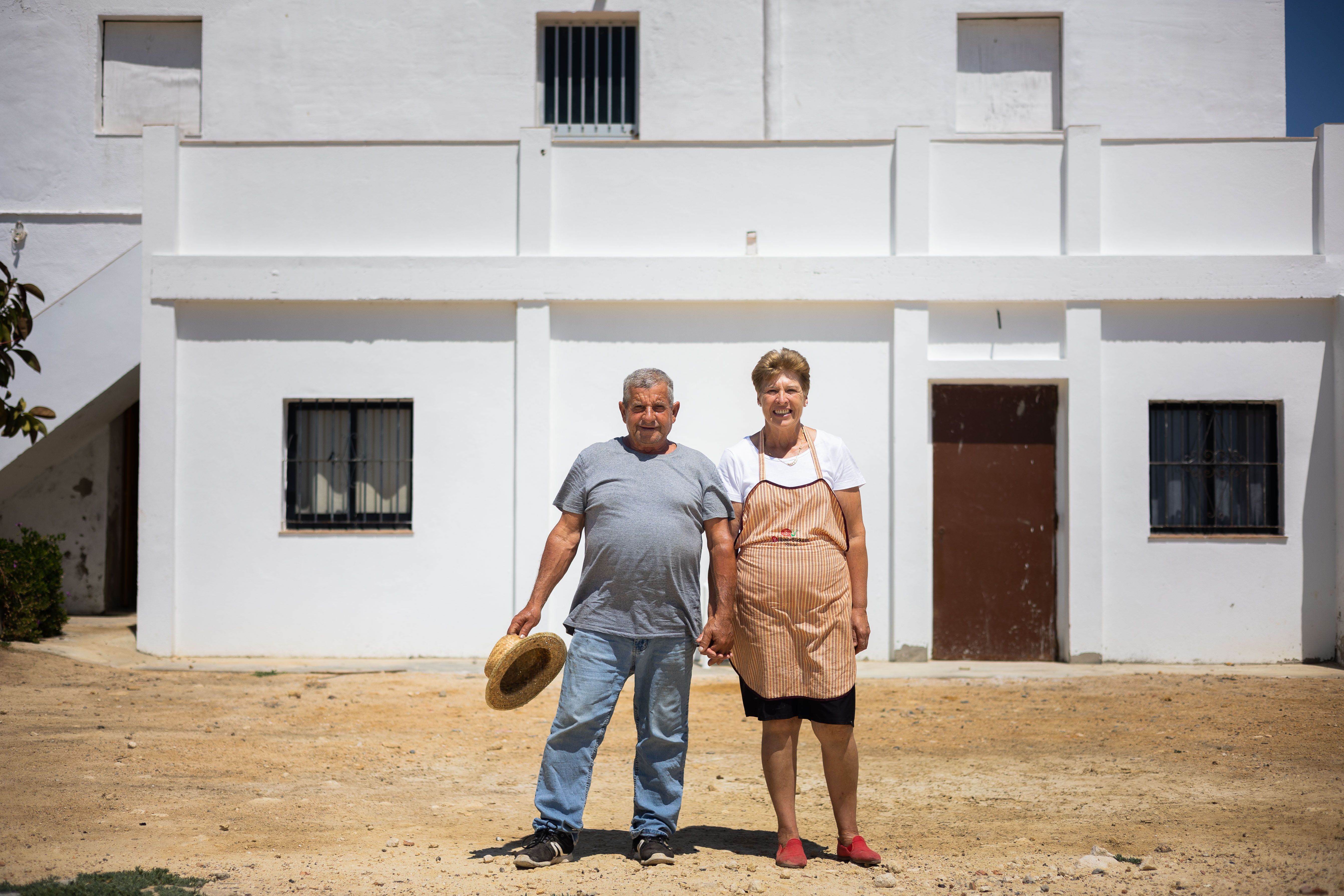 Juan Ariza e Isabel Ramirez frente a la casa restaurada. 