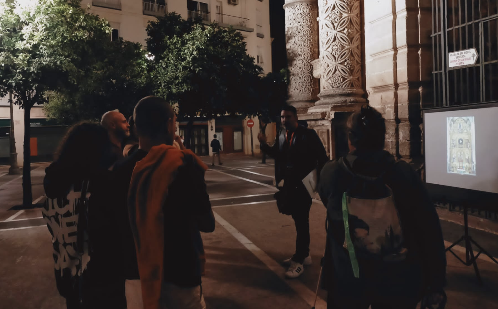 Adrián Domínguez, en una de sus rutas misteriosas por el barrio de San Miguel.