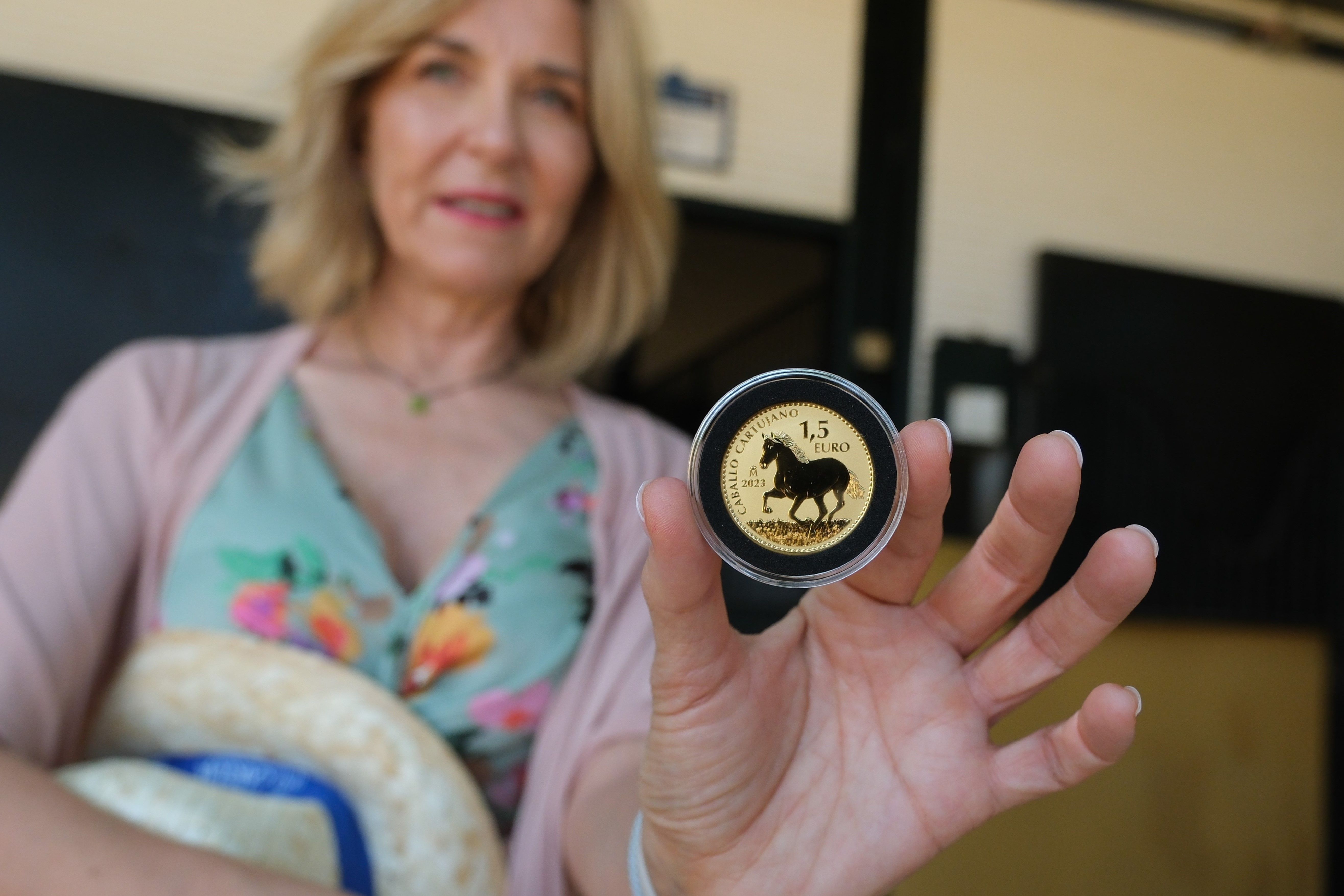  La presidenta de la FNMT, Isabel Valldecabres, mostrando la moneda.