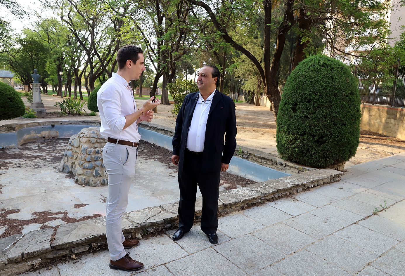 Jaime Espinar con Zurita durante una visita a la Rosaleda semanas atrás. El gobierno local trabajará en la prevención para evitar caída de árboles