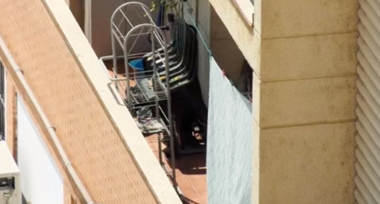 El balcón donde se encuentran los dos gallos.