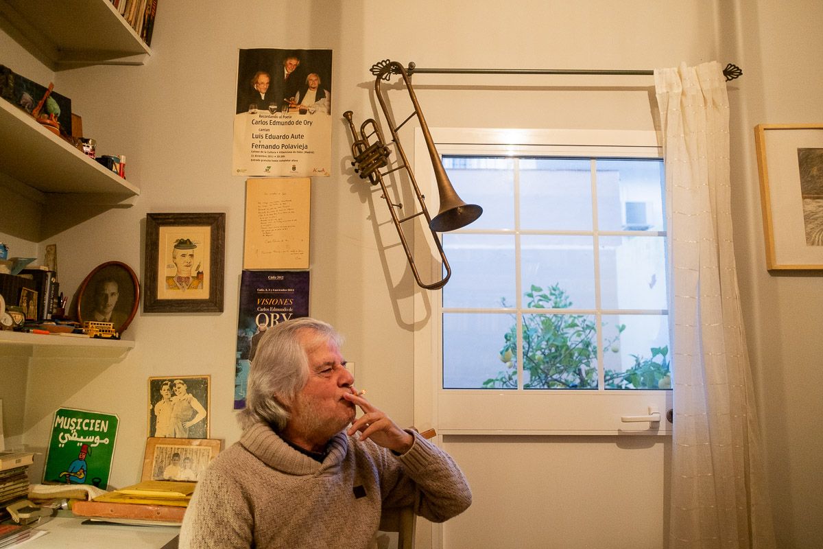Fernando Polavieja, en su 'cuarto de la música', durante la conversación con lavozdelsur.es / FOTO: MANU GARCÍA