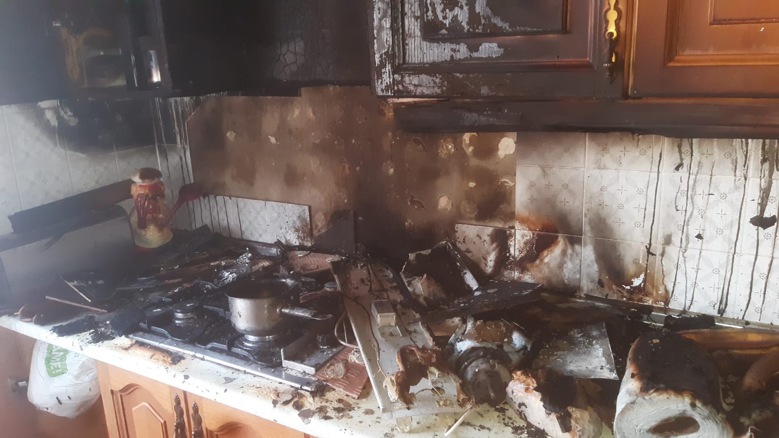 Estado de la cocina de la vivienda de la Asunción, tras el susto por el incendio.