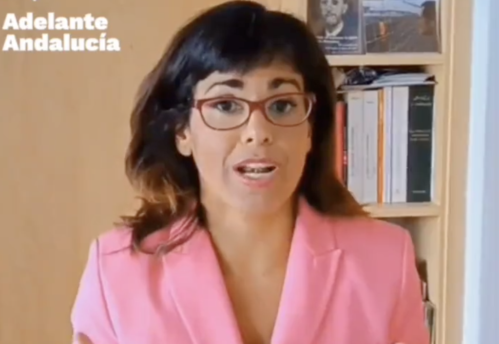Teresa Rodríguez se 'disfraza' para hablar de salarios en política.
