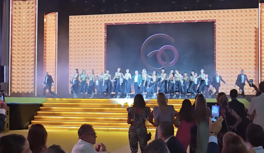 El Turronero, cantando en su fiesta de cumpleaños.