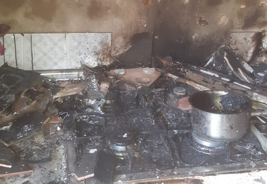 Cocina tras el incendio de la persona con movilidad reducida en La Asunción.