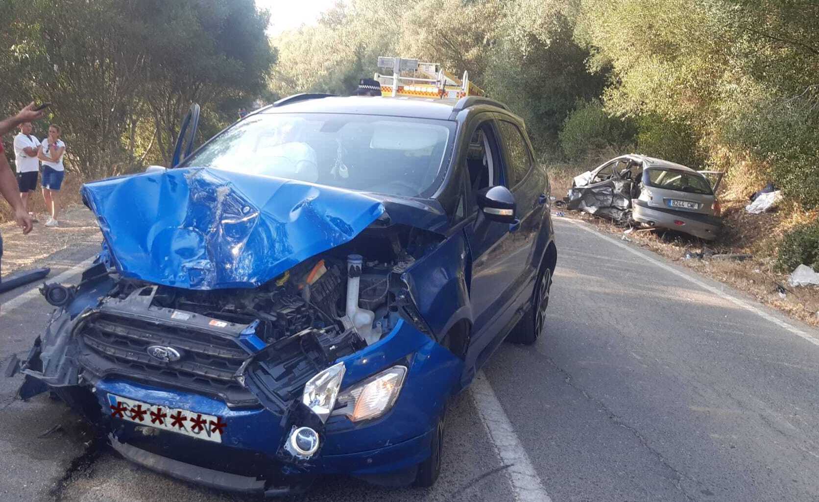 Los dos coches implicados en el accidente cerca de Jimena.